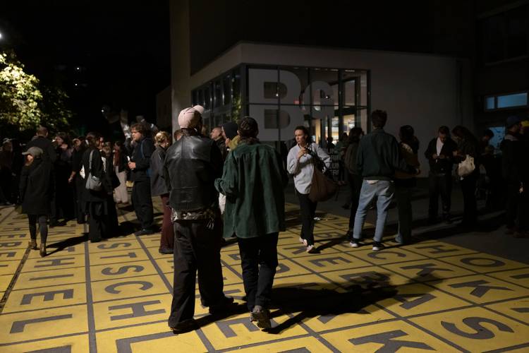 Foto: Menschen abends auf dem Buchstabenfeld, dem Vorplatz der Berlinischen Galerie.