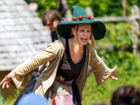 Die Märchenhexe Silberzweig zieht Jung und Alt in ihren Bann. – Die Märchenhexe Silberzweig während einer Vorführung im Museumsdorf Düppel