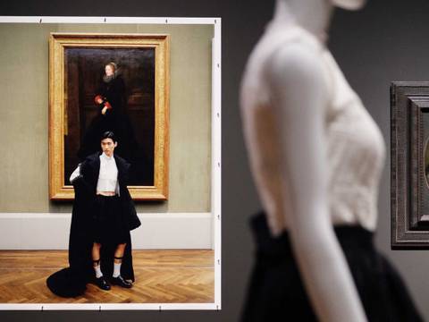 Ausstellungsansicht „Gallery Looks“, Gemäldegalerie 2025, mit Entwürfen von Alexander Gigl, Foto von Ralph Mecke und Gemälde von Jacob-Ferdinand Pieter Codde