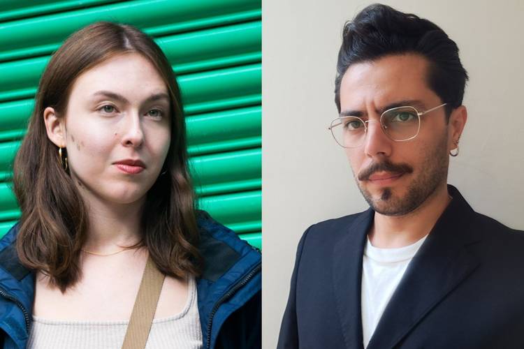 Zwei Personen nebeneinander; links Person mit langen Haaren vor grünem Hintergrund, rechts Person mit Brille und Schnurrbart vor weißem Hintergrund.