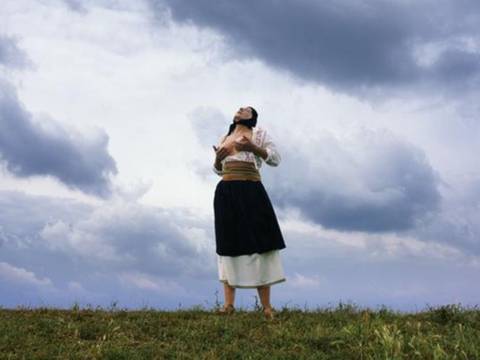  – Marina Abramović, Women Massaging Breasts II aus der Serie Balkan Erotic Epic, C-Print, 2005, Serbien