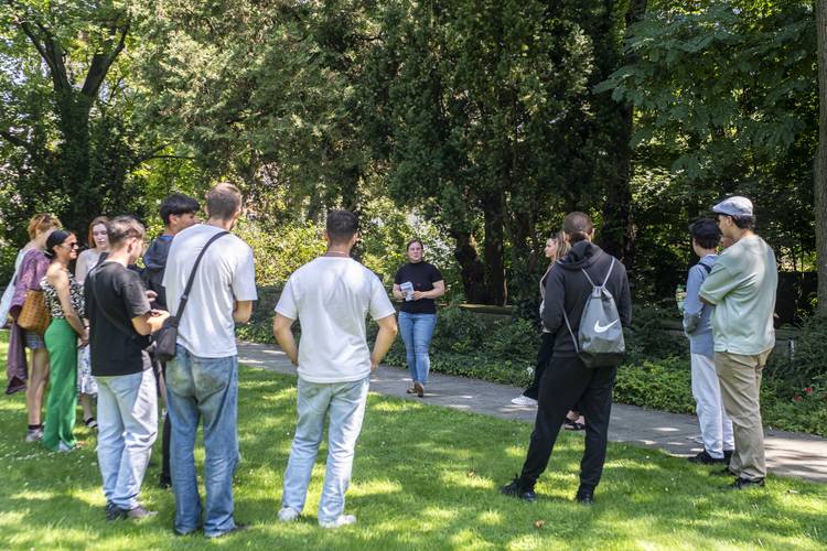 Gruppenführung im Außenbereich