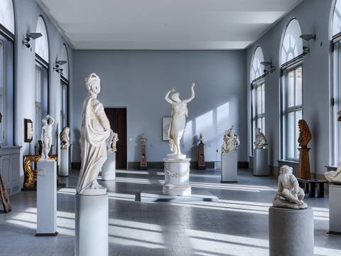 Ansicht der Sammlungspräsentation mit der „Tänzerin“ von Antonio Canova – Lichtdurchfluteter Saal mit vielen Skulpturen auf Säulen, zentrale Skulptur einer Tänzerin mit erhobenem Arm, umgeben von weiteren Kunstwerken.