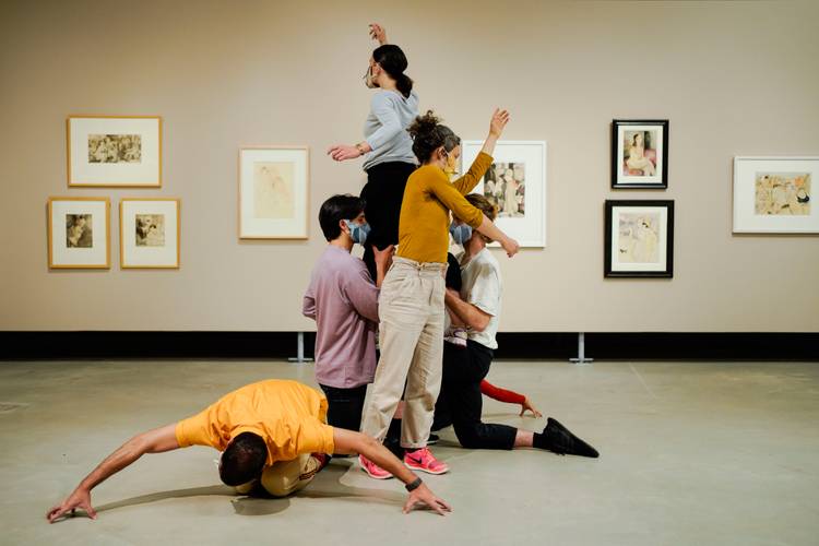 Archiv: Performer zeigen in der Sonderausstellung «Umbruch» der Kunsthalle Mannheim vor Werken der Künstlerin Jeanne Mammen eine tänzerische Intervention der Künstlerin Alexandra Pirici mit dem Titel «Re-Collection».