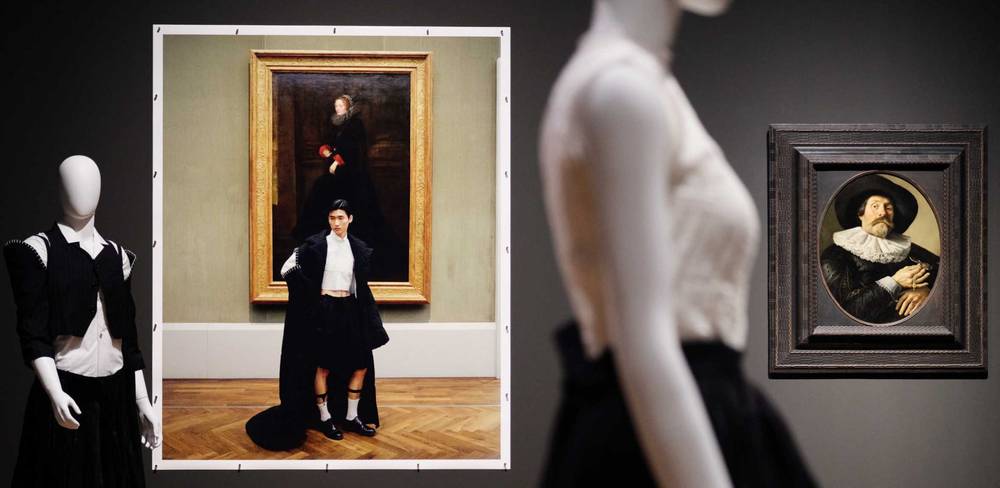 Ausstellungsansicht „Gallery Looks“, Gemäldegalerie 2025, mit Entwürfen von Alexander Gigl, Foto von Ralph Mecke und Gemälde von Jacob-Ferdinand Pieter Codde