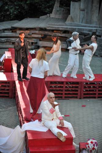 Globe Berlin: Hamlet – Hamlet aka Benjamin Krüger und Gertrud aka Saskia von Winterfeld_Geister und der sterbende Polonius