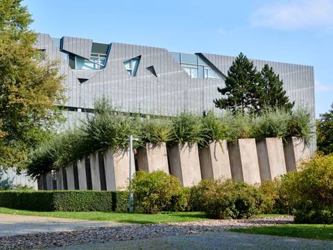  – Außenansicht Jüdisches Museum Berlin, Libeskind-Bau mit Garten des Exils Jüdisches Museum Berlin