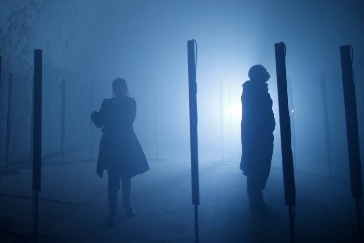 Besucher betrachten eine Installation des Künstlers Boris Acket (Archiv)