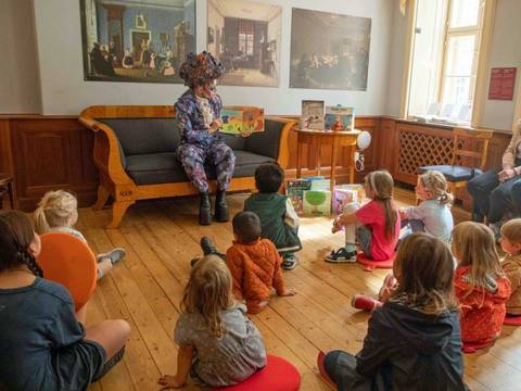 „Drag Story Hour“ im Museum Knoblauchhaus – „Drag Story Hour“ im Museum Knoblauchhaus