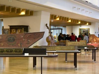 Blick in den Ausstellungsraum des Musikinstrumenten-Museums – Blick in den Ausstellungsraum des Musikinstrumenten-Museums