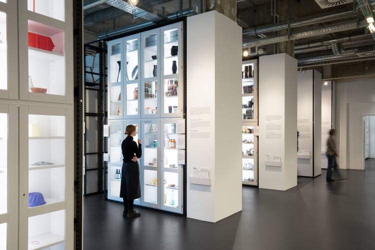 Das Offene Depot in der Leipziger Straße – Eine Besucherin steht vor einer weißen Vitrine der Dauerausstellung