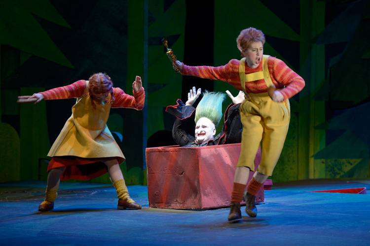 Hänsel und Gretel – Stephanie Lauricella als Hänsel, Kim-Lillian Strebel als Gretel, Jörg Schörner als Hexe