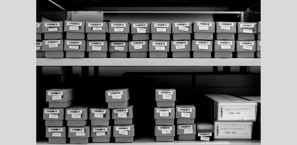 Fotografischer Nachlass Riefenstahl im Depot des Museums für Fotografie, Nuba-Dias in Aufbewahrungsboxen