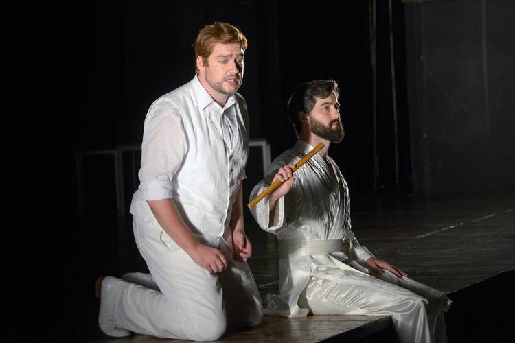 Die Zauberflöte – Attilio Glaser als Tamino, Seth Carico als Sprecher Bettina Stöß