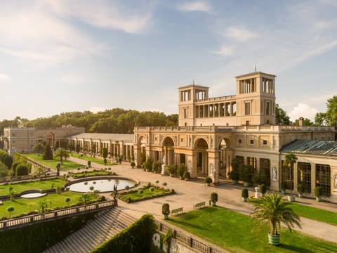 Orangerieschloss im Park Sanssouci – Blick auf das sonnenbeschienene Orangerieschloss mit angelegtem Park davor