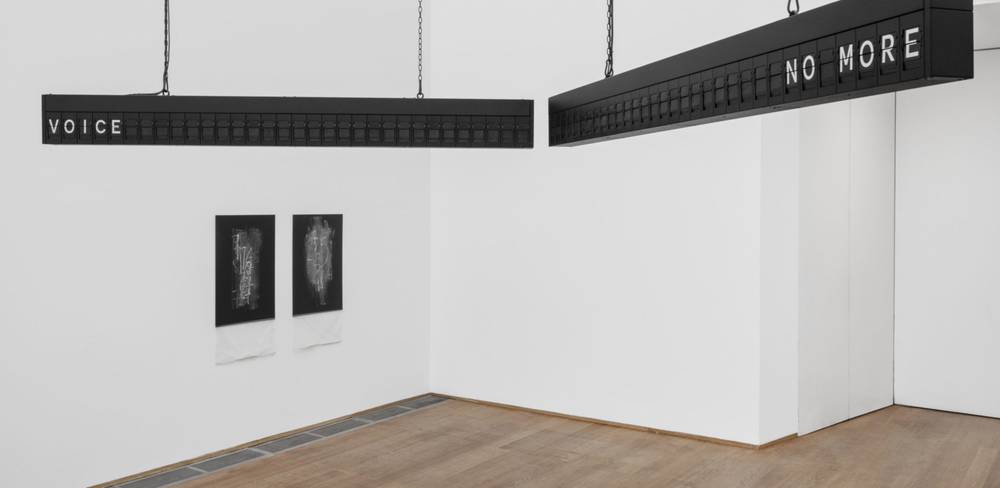 Ausstellungsansicht „Shilpa Gupta. What Still Holds“, Hamburger Bahnhof – Nationalgalerie der Gegenwart, 27.03.2026 - 03.01.2027, Abgebildet: StillTheyKnowNotWhatIDream; Untitled 2008/25 (von oben nach unten), 2021
