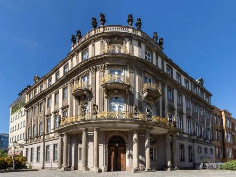 Die Geschichte des Ephraim-Palais ist mit dem Namensgeber Veitel Heine Ephraim verbunden. Das Gebäude wurde von 1762 bis 1769 errichtet. In den 1980er Jahren wurde es rekonstruiert. Es befindet sich an der Poststraße Ecke Mühlendamm in Berlin-Mitte. – Frontalansicht Museum Ephraim-Palais