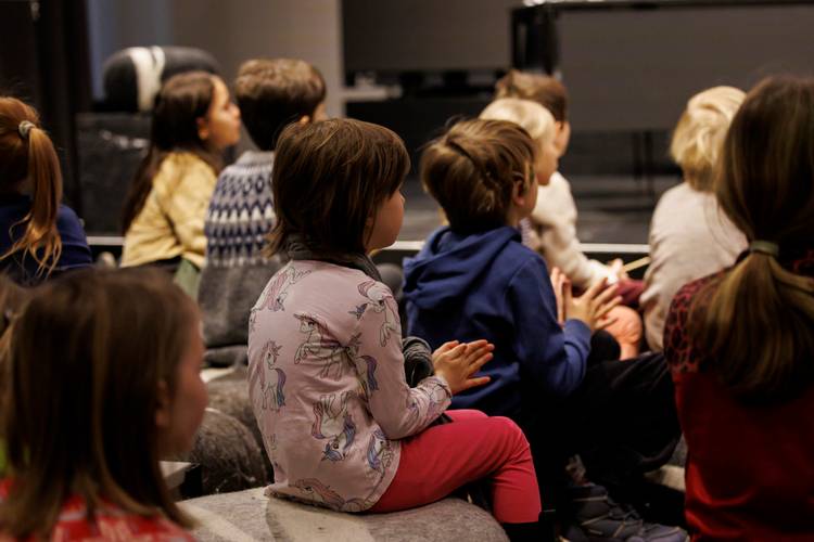 Live-Aufzeichnung des KAKADU-Kinderpodcasts zum Thema "Geht Familienleben ohne Lügen?" an den Thementagen "Verbergen oder Erzählen? / Familiengeheimnisse" im Rahmen von "Beziehungsweise Familie / Family Matters" – Kind bei der Liveaufzeichnung vom Kinderpodcast KAKADU