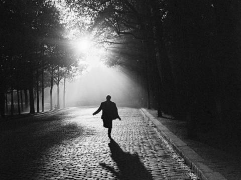 Laufender Mann, Paris, Frankreich, 1953. – Sabine Weiss / Photo Elysée, Lausanne