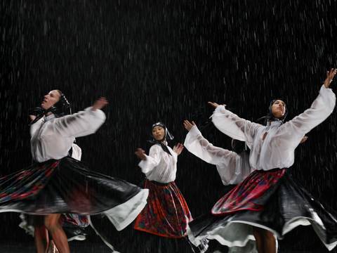 Marina Abramović, Scaring the Gods aus der Serie Balkan Erotic Epic, Performance Dokumentation, Factory International, 2025, Manchester, UK © Marina Abramović, Courtesy der Marina Abramović Archives / VG Bild-Kunst, Bonn 2026, Foto: Marco Anelli