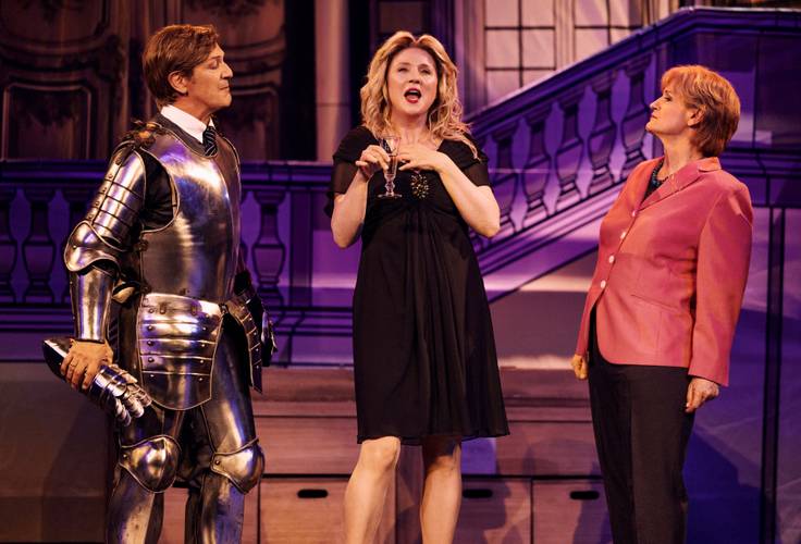 Miss Merkel (re.: Christoph Marti) schaut kritisch auf das Ehepaar von Baugenwitz (li.: Max Gertsch, Winnie Böwe).