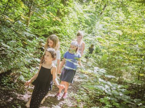 Kinder auf einem Waldweg – Kinder auf einem Waldweg im Museumsdorf Düppel