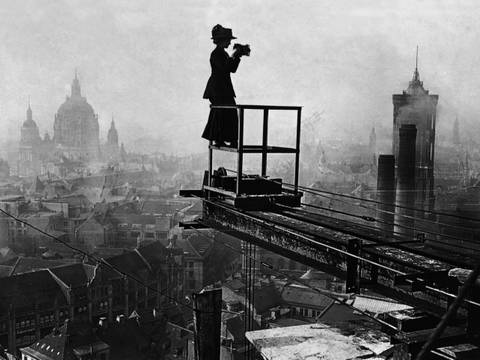 Fotograf unbekannt, Eine Berliner Reportage-Fotografin fotografiert von einem Kran des noch im Bau befindlichen Berliner Stadthauses, Berlin 1909.