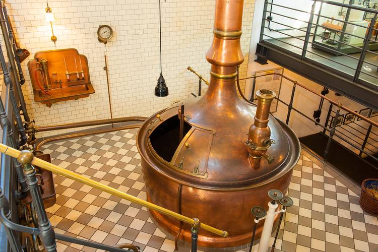 Mittelpunkt der Brauerei ist das Sudhaus mit Braupfanne und Läuterbottich. – Im Zentrum der historischen Brauerei steht ein großer Bottich aus Kupfer, aus dem ein großes Rohr nach oben ragt.