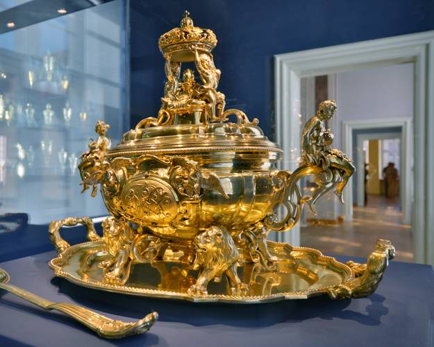 Vergoldete Terrine aus dem Besitz Friedrich Wilhelms I., 1731, SPSG – Vergoldete Terrine aus dem Besitz Friedrich Wilhelms I., 1731, SPSG © Lendler Ausstellungsarchitektur / Foto & Gestaltung