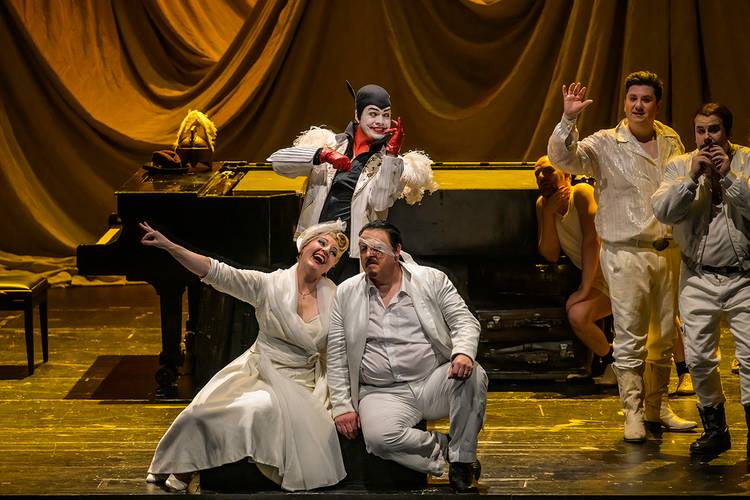 Das Rheingold – Iain Paterson als Wotan, Annika Schlicht als Fricka, Thomas Blondelle als Loge, Thomas Lehman als Donner, Kieran Carrel als Froh Bettina Stöß
