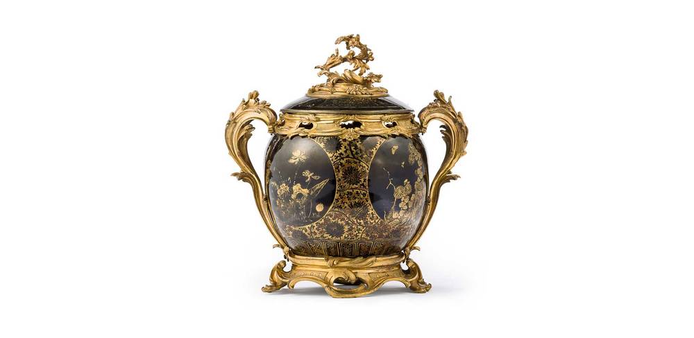 Chinesische Vase mit französischer Montierung, Porzellan: China, Qing-Dynastie, Qianlong-Ära (1735-1796), Montierung: Frankreich, um 1750/55 – Vergoldetes Faberge-Gefäß mit Deckel, reich verzierten Griffen, floralen Mustern und figürlicher Ornamentik auf dunklem Hintergrund.