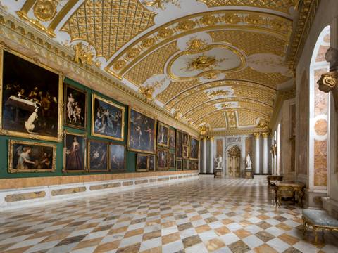 Bildergalerie von Sanssouci – Blick in die Bildergalerie von Sanssouci, auf der linken Seite die Wand mit den Gemälden