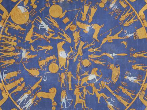 Malerische Umsetzung des runden Himmelsbildes aus Dendera an einer Decke im Neuen Museum (Detail)