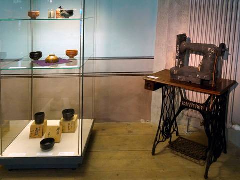 im ersten Ausstellungsraum – Vitrine mit alten japanischen Exponaten und neuzeitliche "Raku-Nähmaschine" von Frau Judith Püschel/Berlin.