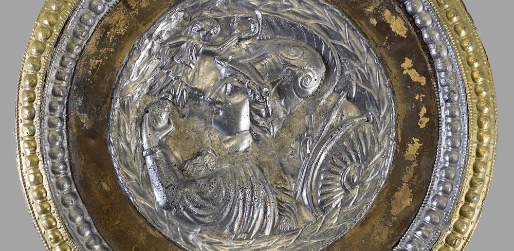 Rückseite eines Spiegels aus dem Fund von Neupotz mit der Darstellung der Göttin Minerva, Breite etwa 18 cm, Ausschnitt