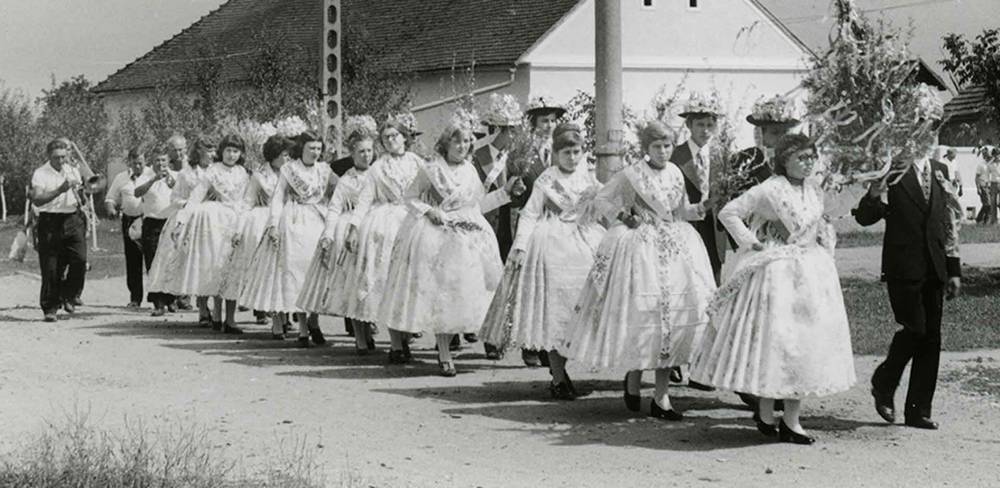 Kirchweih-Umzug junger Paare in Neudorf (Banat, Rumänien), 1976.