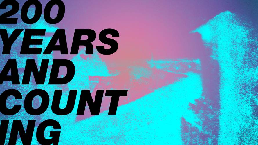 200 Years and Counting . Zum Jubiläum der Fotografie – Schwarze Schrift mit dem Text „200 YEARS AND COUNTING“ liegt über einer abstrakten Aufnahme in Türkis- und Rosatönen. Im Hintergrund ist schemenhaft die erste dokumentierte Fotografie von Joseph Nicéphore Niépce (1826) vor einer körnigen, farbigen Fläche zu erkennen.