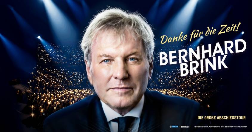 Ältere männlich gelesene Person vor Konzertpublikum mit Lichtern. Text: Danke für die Zeit! BERNHARD BRINK DIE GROSSE ABSCHIEDSTOUR.