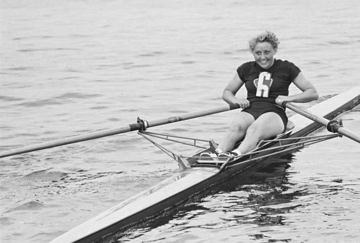 Foto: Liselotte Proll bei der Frühjahrsregatta in Grünau, 1954 – Foto: Liselotte Proll bei der Frühjahrsregatta in Grünau, 1954