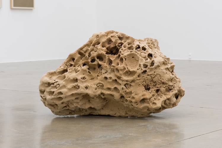 Jeewi Lee, Fragment Proximity_Sa Ràpita 23_41, 2024 – Foto: Nahaufnahme eines sandfarbenen Teils der Installation von Jeewi Lee.