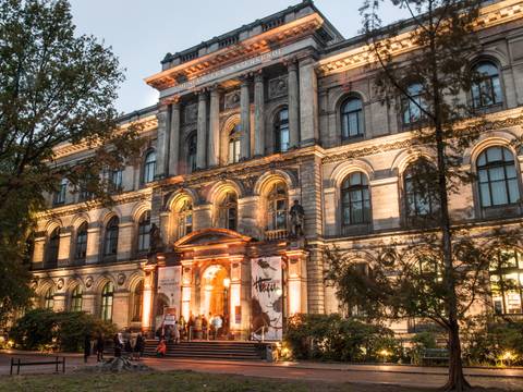 Fassade Museums für Naturkunde – Bild der Fassade des Museums für Natukunde am Abend bei einer Veranstaltung