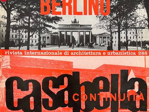 Erstes Themenheft zu West- und Ost-Berlin in Italien: Casabella Continuità, 1964, Nr. 288, Titelblatt – Cover einer Zeitschrift mit dem Brandenburger Tor. Text: BERLINO, rivista internazionale di architettura e urbanistica 288, casabella CONTINUITA. Schwarz-weiß