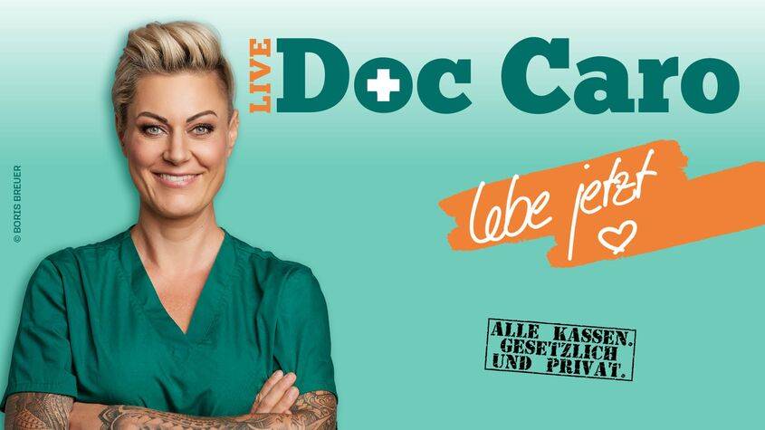 LIVE Doc Caro lächelnde Person in grüner Kleidung. Text: "lebe jetzt" und "ALLE KASSEN. GESETZLICH UND PRIVAT." Foto: Boris Breuer.