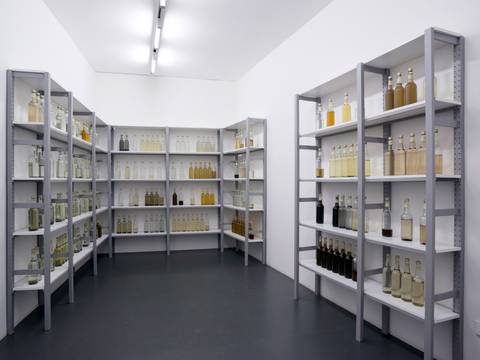 Das Pfützenarchiv von Mirja Busch – Archivansicht mit mit unterschiedlichen Flüssigkeiten gefüllten Flaschen in Regalen