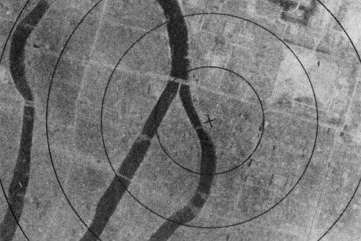 Die Brücke von Hiroshima – hier gut an der T-Form zu erkennen. Luftbild nach der Zerstörung der Stadt, 6. August 1945 – Luftbild mit grauen Flächen und Flussstruktur