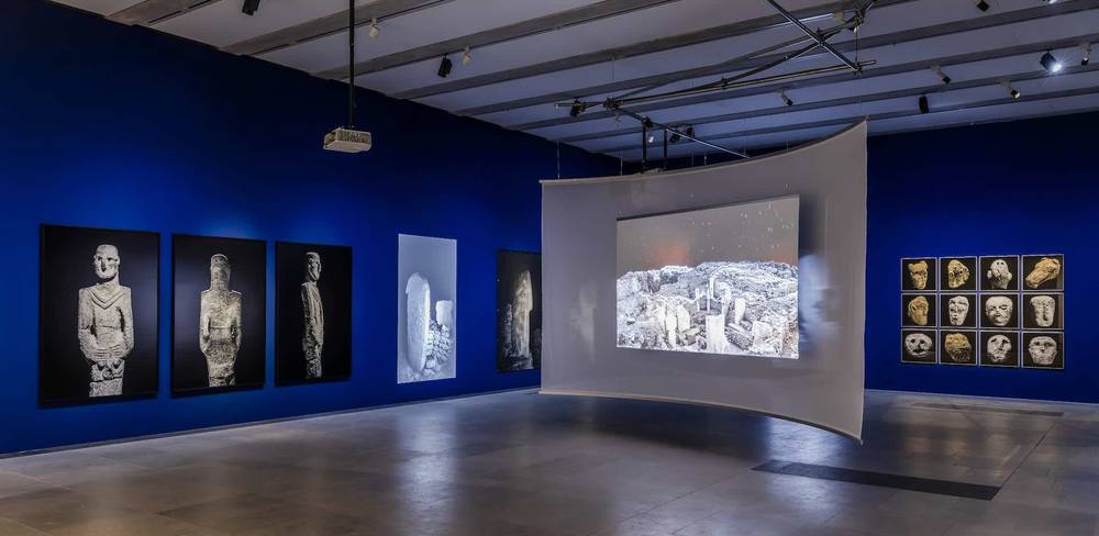 Ansicht der Ausstellung “Gebaute Gemeinschaft. Göbeklitepe, Taş Tepeler und das Leben vor 12.000 Jahren” in der James-Simon-Galerie, Museumsinsel Berlin