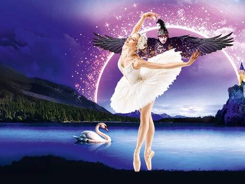  – Ballettänzerin in weißem Kostüm tanzt vor See mit Schwan, Burg im Hintergrund, Farbverlauf Himmel mit rosa und blau. Engel mit Flügeln über Tänzerin.