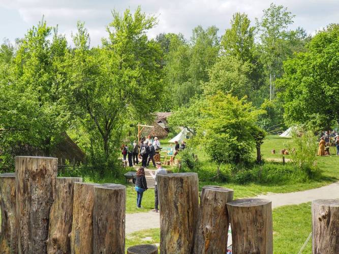 Blick über die Palisade ins Dorf – Blick über die Palisade ins Museumsdorf