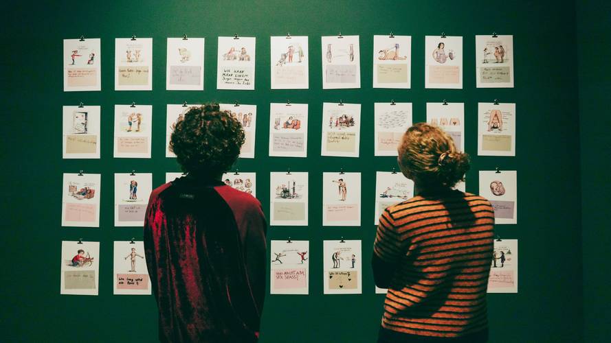 Museo-Date im Museum für Kommunikation Berlin – Zwei Personen vor einer grünen Wand mit Bildern