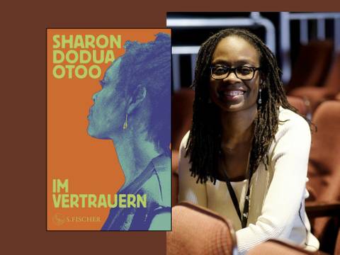Sharon Dodua Otoo: Im Vertrauern – Buchcover mit "Sharon Dodua Otoo Im Vertrauen S. Fischer". Person mit Brille und Dreadlocks sitzt lächelnd in einem Kinosaal.
